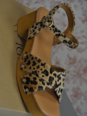 Sandale à talon léopard
